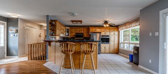 Lakeview cottage near Pigeon lake with hot tub