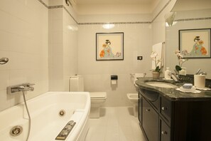 Ein modernes Badezimmer mit Badewanne, Toilette und Waschbecken.