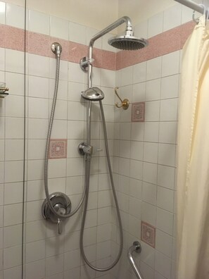 Badkar/dusch, bubbelbadkar, hårtork och bidé