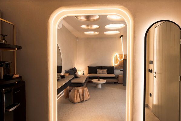 Brilliant Topaz Suite with private heated pool | In-room safe, individually decorated, individually furnished, desk