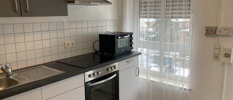 Kühlschrank, Mikrowelle, Ofen, Herdplatte
