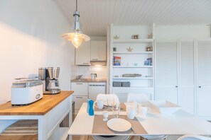 Fridge, oven, stovetop, coffee/tea maker - Cozy vacation apartment for two people in Vollerwiek near St. (Vollerwiek)