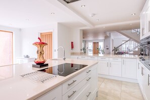 Microwave, oven, stovetop, dishwasher - Guild House Aldeburgh Air Manage Suffolk (Aldeburgh)