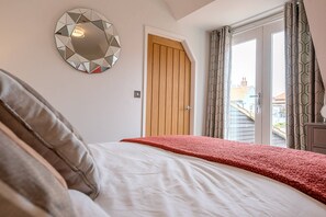 4 bedrooms, laptop workspace, iron/ironing board, bed sheets - Guild House Aldeburgh Air Manage Suffolk (Aldeburgh)