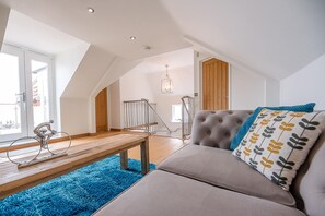 TV, fireplace - Guild House Aldeburgh Air Manage Suffolk (Aldeburgh)