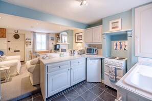 Microwave, oven, stovetop, cookware/dishes/utensils - Fishermans Cottage, Aldeburgh (Aldeburgh)