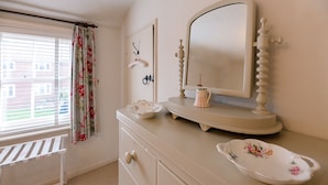 Unclassified image, 2 of 26, button - Fishermans Cottage, Aldeburgh (Aldeburgh)