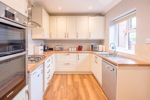 Oven, stovetop, dishwasher, cookware/dishes/utensils - Hillside View, Reydon (Reydon)