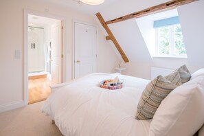 4 bedrooms, laptop workspace, iron/ironing board, bed sheets