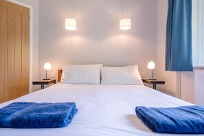 4 bedrooms, laptop workspace, iron/ironing board, bed sheets - Ferry Corner Cottage Sudbourne Air Manage Suffolk (Woodbridge)