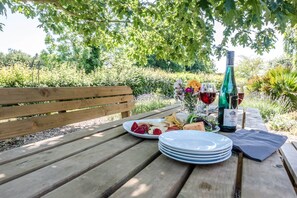 Outdoor dining - Ferry Corner Cottage Sudbourne Air Manage Suffolk (Woodbridge)