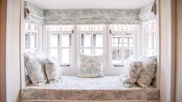 6 habitaciones, tabla de planchar con plancha y ropa de cama