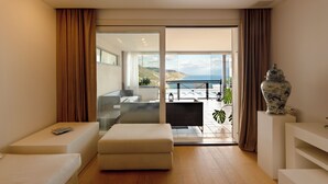 Una sala de estar moderna con un sofá, una mesita y un jarrón decorativo.