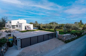 Villa (Four Bedroom Villa with Swimming Pool) | Parking