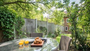 Outdoor dining - 3 Vicarage Cottages Bruisyard Air Manage Suffolk (Saxmundham)