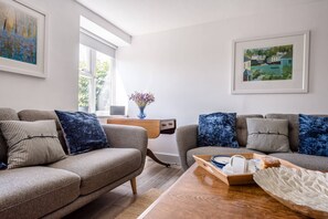 TV, fireplace - 3 Vicarage Cottages Bruisyard Air Manage Suffolk (Saxmundham)