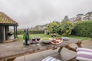 Outdoor dining - The Artist's House, Orford (Woodbridge)