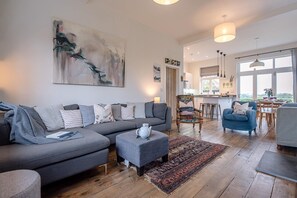 TV, fireplace - The Artist's House, Orford (Woodbridge)