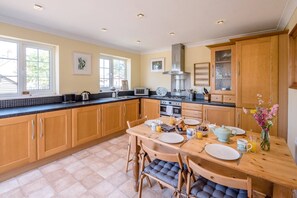 Microwave, oven, high chair, cookware/dishes/utensils - Culver House, Aldeburgh (Aldeburgh)