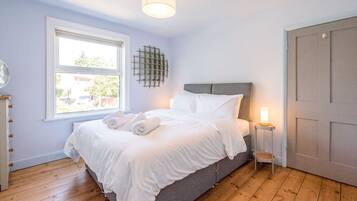 3 bedrooms, laptop workspace, iron/ironing board, bed sheets