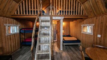 Dreibettzimmer | Badezimmer | Dusche, Haartrockner, Handtücher, Toilettenpapier