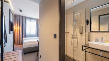 Standard-Zweibettzimmer | Allergikerbettwaren, Zimmersafe, Schreibtisch