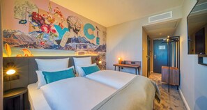 Habitación doble estándar | Ropa de cama hipoalergénica y caja de seguridad en la habitación 