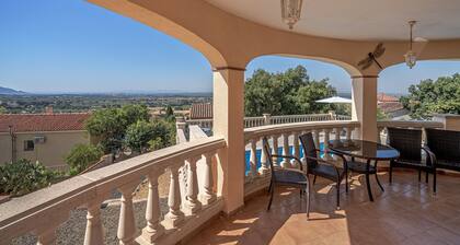 Classic Villa with sea-views, pool and garden