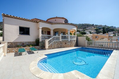 Classic Villa with sea-views, pool and garden