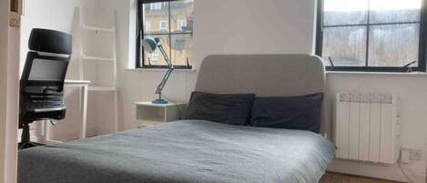 3 Schlafzimmer, Schreibtisch, Bügeleisen/Bügelbrett, Reisekinderbett