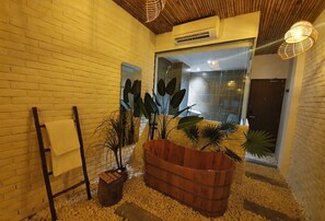 Bañera y ducha independientes, cabezal de ducha con hidromasaje