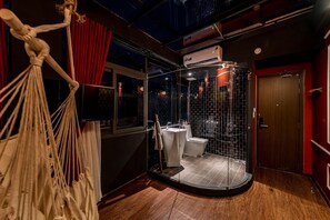 Separate tub and shower, hydromassage showerhead, hair dryer, bathrobes - Language Exchange Hotel 3 (Ho Chi Minh City)