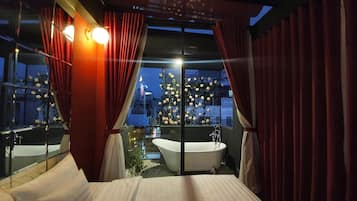 Separate bathtub and shower, hydromassage showerhead, hair dryer