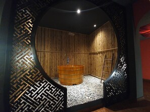 Quarto (VIP Chinese) | Banheiro | Banheira e chuveiro separados, ducha de hidromassagem