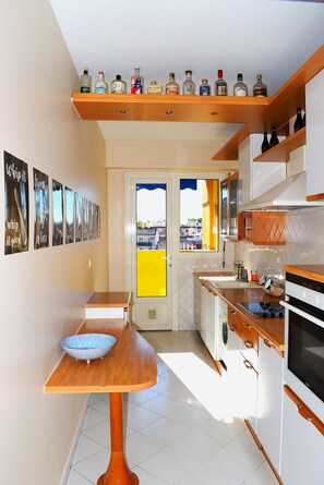 ثلاجة، ميكروويف، فرن، موقد طهي مسطح