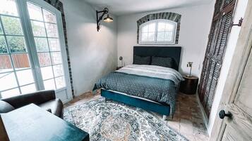 3 chambres, bureau, fer et planche Ă repasser, lit parapluie