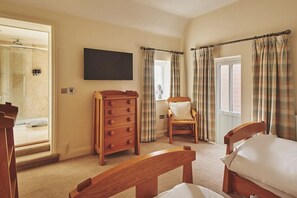 6 bedrooms, desk, iron/ironing board, travel crib