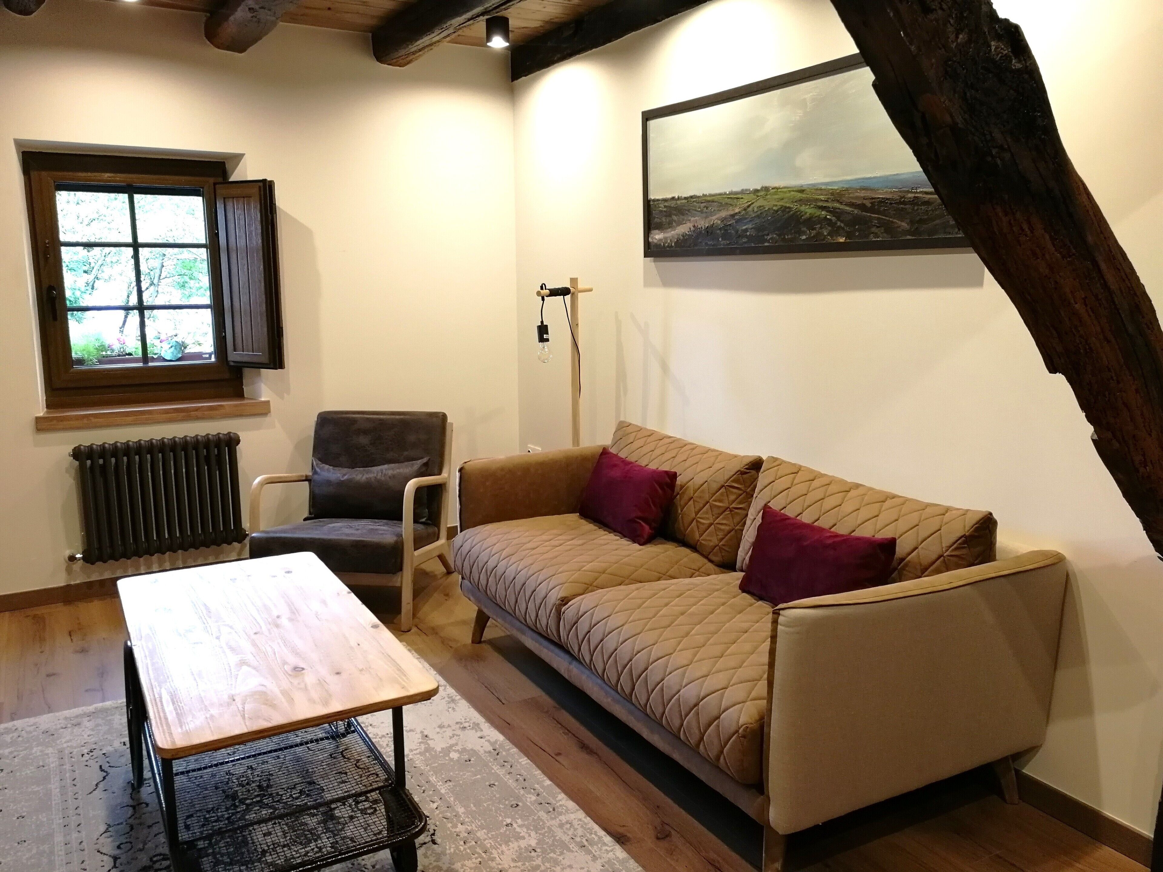 Superior appartement | Woonruimte | Een 32-inch smart-tv met digitale zenders