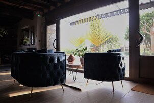 32-英寸智能电视（配备数码频道）