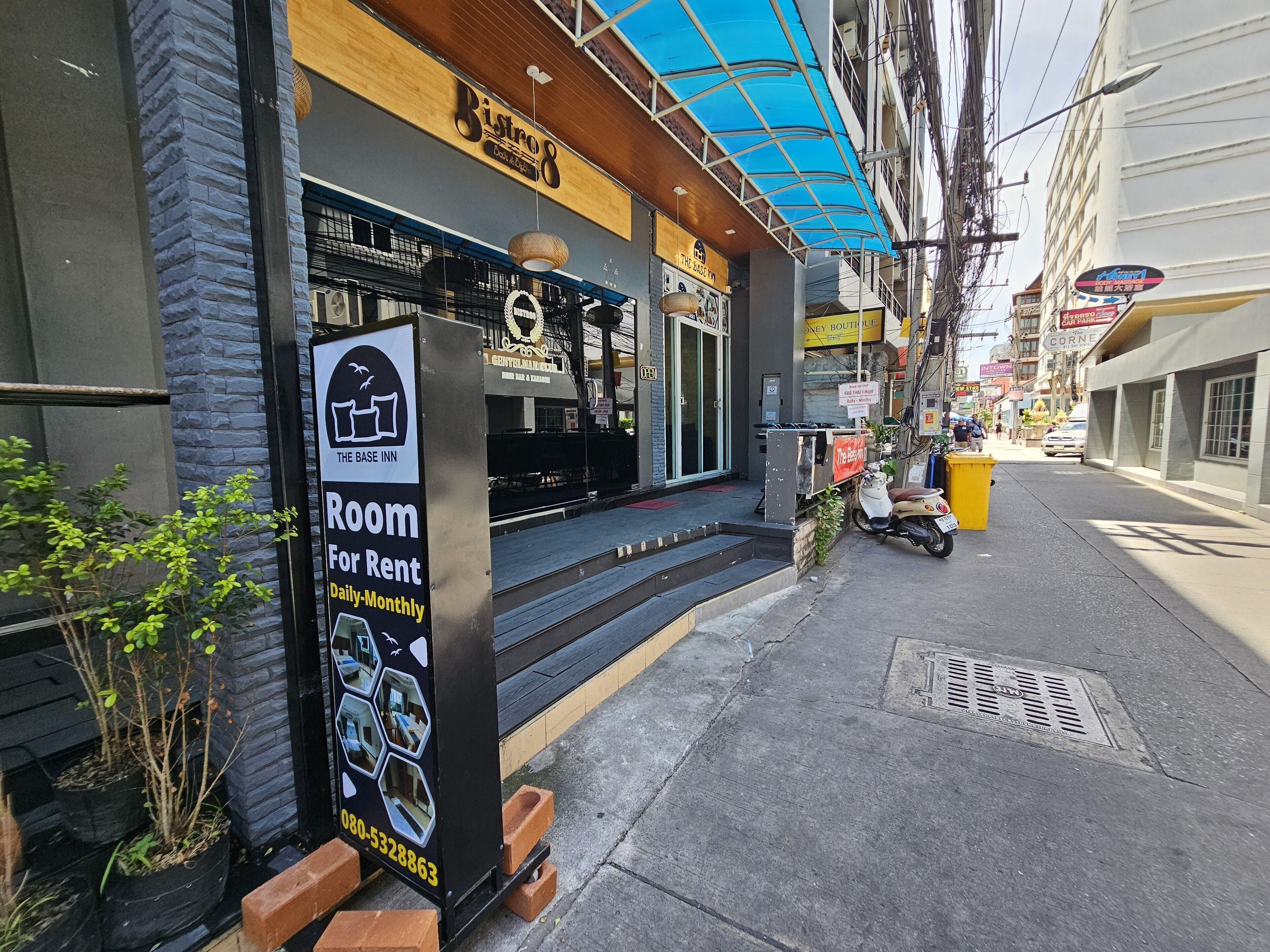 Un hotel con un cartel publicitando habitaciones disponibles para alquiler diario y mensual.