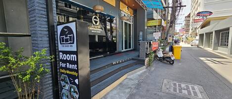 Un hotel con un cartel publicitando habitaciones disponibles para alquiler diario y mensual.