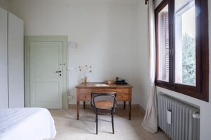 3 Schlafzimmer, Schreibtisch, Bügeleisen/Bügelbrett, WLAN