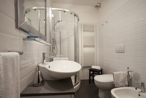 Dusche, Haartrockner, Bidet, Handtücher