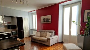 A modern living space with a kitchen, a sofa, and a dining area. - Cozy flat mins walk to Navigli and metro Porta Genova [NEW] (Milano)