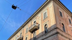 A multi-story building with balconies, a parking sign, and bicycles parked outside. - Cozy flat mins walk to Navigli and metro Porta Genova [NEW] (Milano)