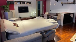 A modern hotel room with a bed, a desk, and a TV. - Cozy flat mins walk to Navigli and metro Porta Genova [NEW] (Milano)