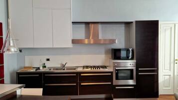 Lemari es, microwave, oven, dan mesin pencuci piring