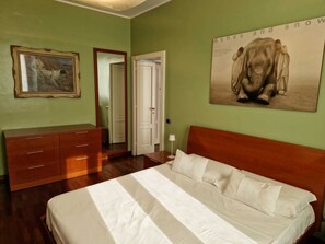 1 bedroom, desk, iron/ironing board, travel cot - Cozy flat mins walk to Navigli and metro Porta Genova [NEW] (Milano)