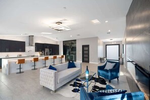 Smart TV, fireplace