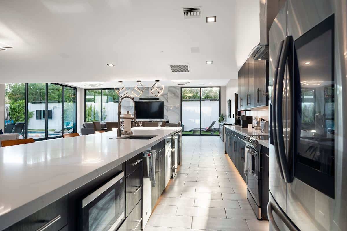 冷蔵庫、電子レンジ、オーブン、コンロ